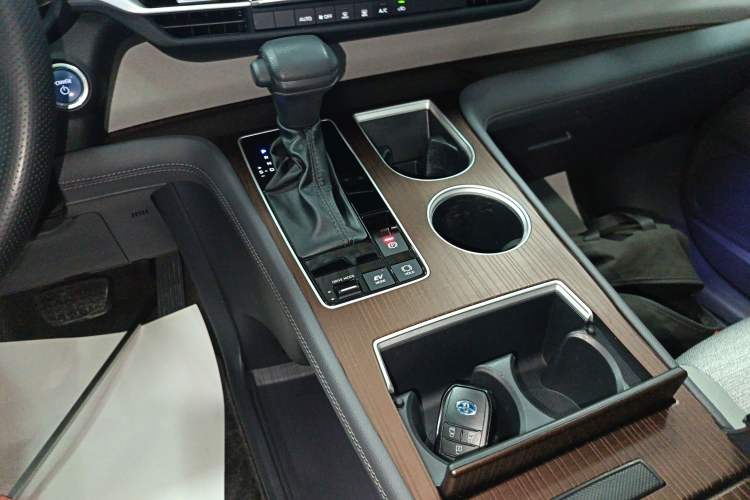 Used Toyota SIENNA 2023 2.5L Hybrid Comfort Edition Gear Lever