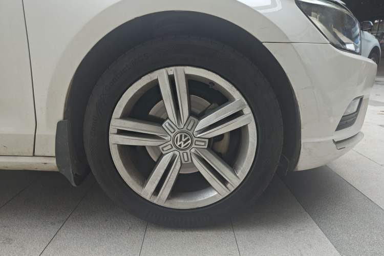 Used Volkswagen Lamando 2015 280TSI DSG Comfort Edition Right Front Wheel Hub