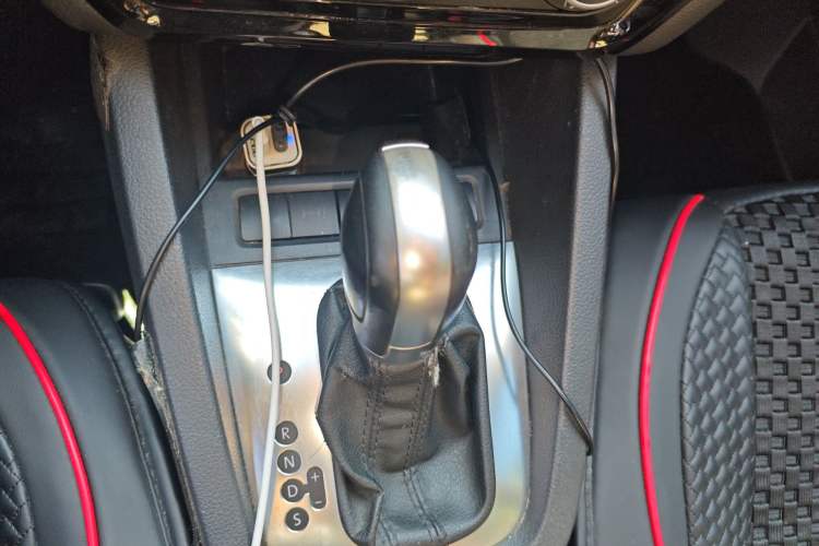 Used Volkswagen Sagitar 2014 1.6L Automatic Comfort Model Gear Lever