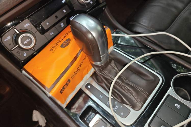 Used Volkswagen Touareg 2016 3.0 TSI Ignis Edition Gear Lever