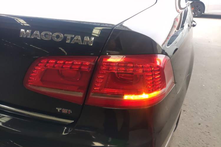 Used Volkswagen Magotan 2015 1.8TSI Advanced Model Right Rear Taillight