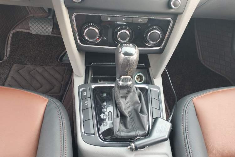 Used Skoda Superb 2013 1.4TSI DSG Sport Edition Gear Lever