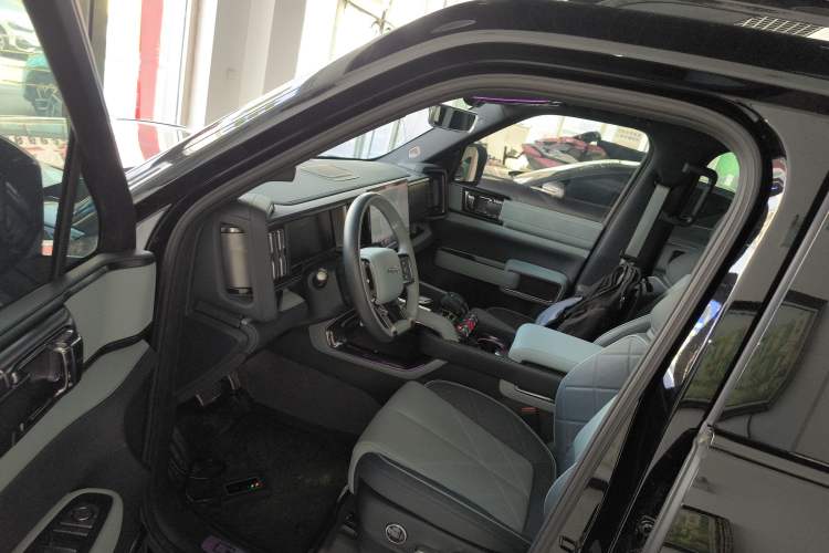 Used Formula Leopard 5 2023 Explore Edition