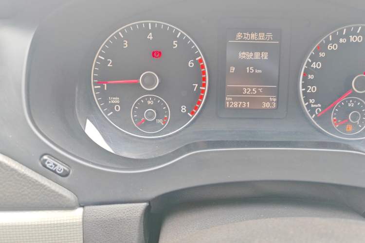 Used Volkswagen Sagitar 2014 1.4TSI Automatic Luxury Model Odometer Close Up