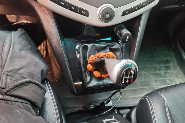 Used BYD S6 2014 2.0L Manual Luxury 5-Seater Gear Lever