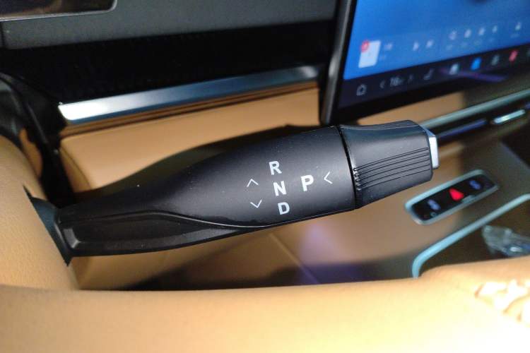 Used VOYAH Dream 2025 EV Four-Wheel Drive Flagship Kunpeng Edition
