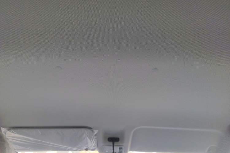 Used Wuling Yangguang 2024 300KM Comfort Version Passenger Van 75kW