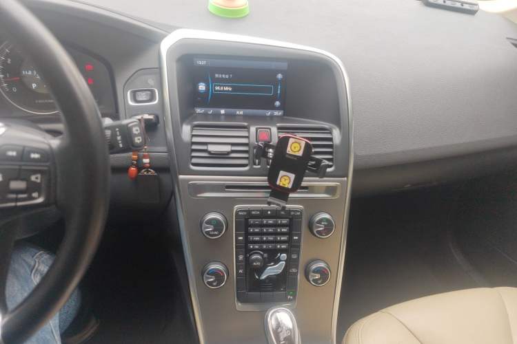 Used Volvo XC60 2013 T5 Comfort Edition Audio And AC Panel