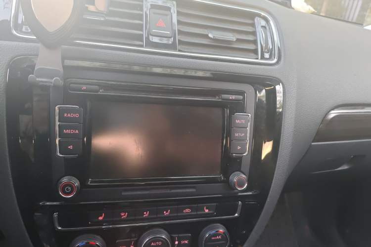 Used Volkswagen Sagitar 2015 230TSI Automatic Luxury Model Audio And AC Panel