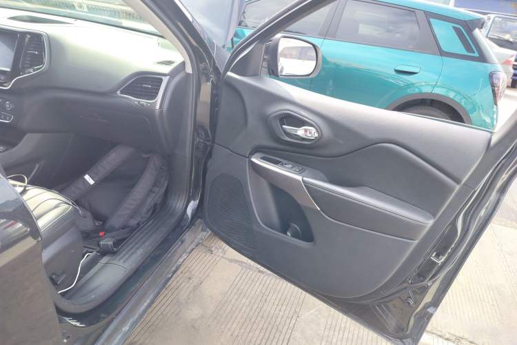 Used Jeep Cherokee 2019 2.0T Two-Wheel Drive Smart Enjoyment Version China V