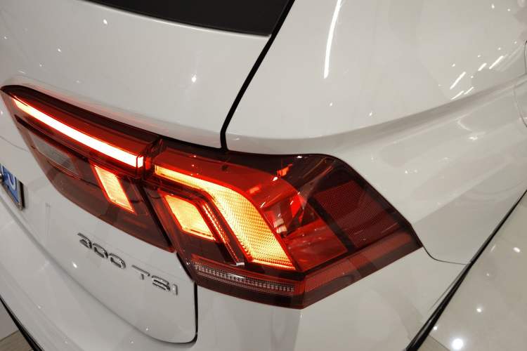Used Volkswagen Tiguan L 2024 Outstanding Model 300TSI Automatic Two-Wheel Drive Longteng Edition Right Rear Taillight