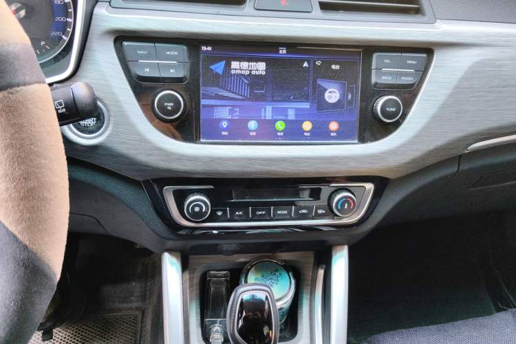 Used Geely Auto Vision X3 2017 1.5L Automatic Luxury Model Audio And AC Panel