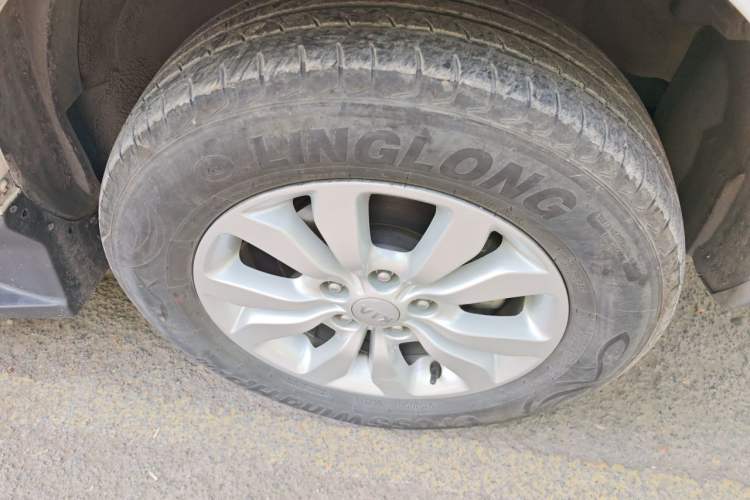 Used Kia Sportage 2013 2.0L Manual Two-Wheel Drive GL Trim Right Front Wheel Hub