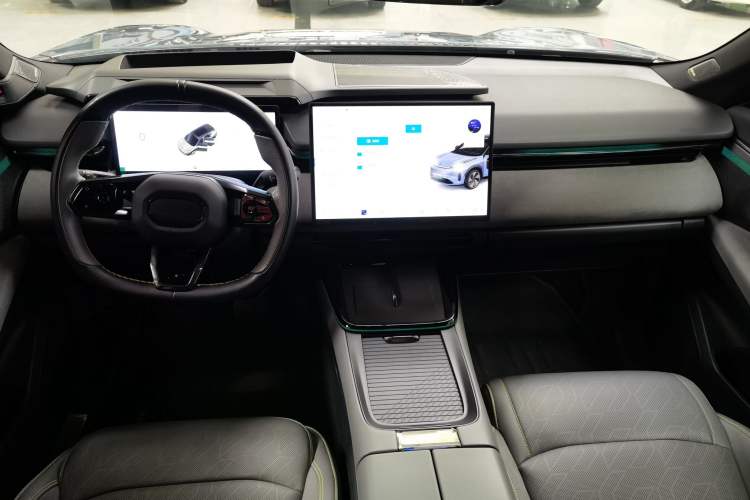 Used Lynk & Co 08 EM-P 2025 220 km All-Wheel-Drive Performance Halo
