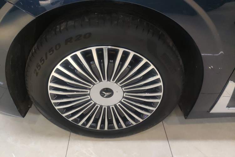 Used VOYAH Dream 2025 PHEV Four-Wheel Drive Prestige Kunpeng Edition Left Front Wheel Hub