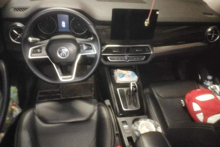 Used BYD Song 2021 Classic Edition 1.5T Automatic Elite Model Center Console