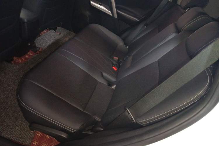 Used Toyota RAV4 2016 2.0L CVT Two-Wheel Drive Fashion Edition China V Standard Left Rear Seat