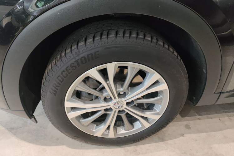 Used Buick Envision 2023 Encore Plus 652T Five-Seat All-Wheel-Drive Luxury Model Left Front Wheel Hub
