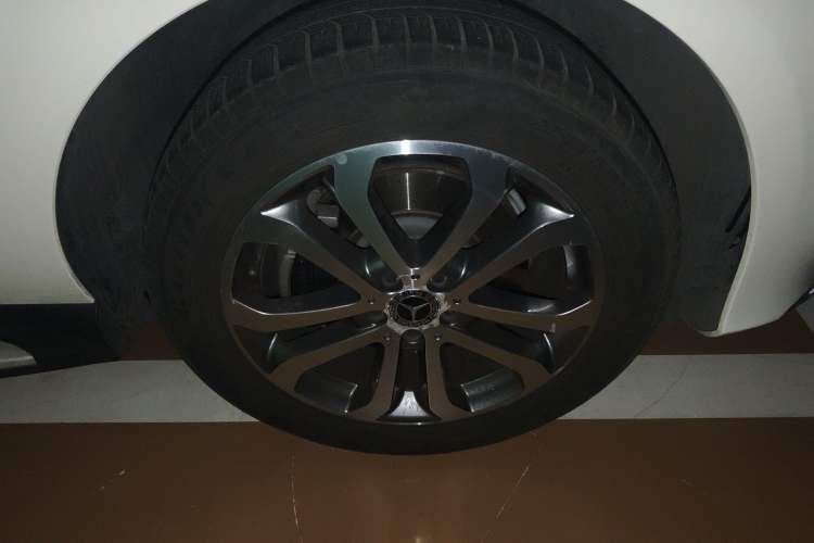 Used Mercedes-Benz GLE 2017 GLE 320 4MATIC Dynamic Model Right Front Wheel Hub