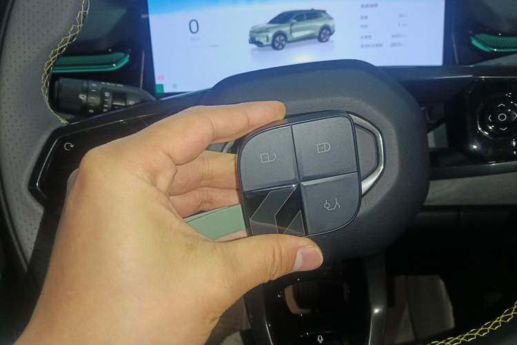 Used Lynk & Co 08 EM-P 2025 120km Long-Range Halo