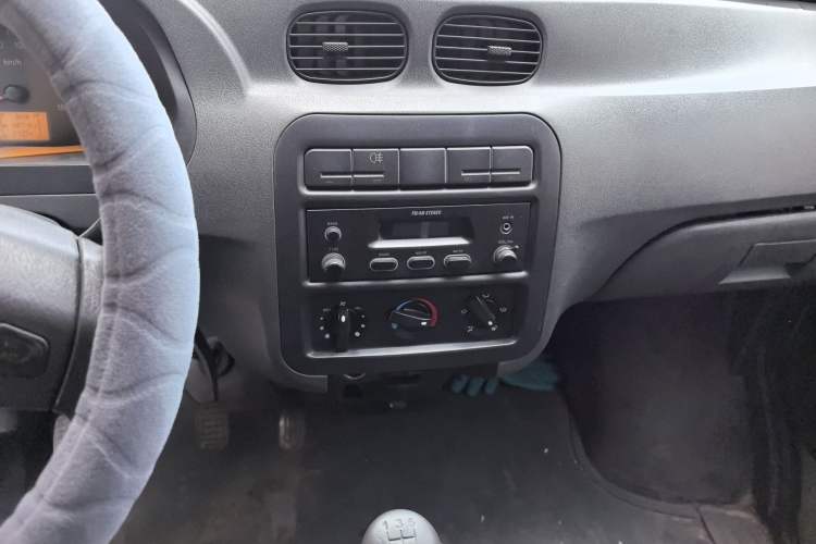 Used Wuling Zhiguang 2010 1.0L New Version Practical Short-Body L2Y Audio And AC Panel