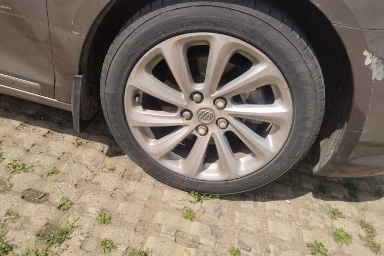 Used Buick LaCrosse 2013 2.4L SIDI Luxury Comfort Edition Right Front Wheel Hub