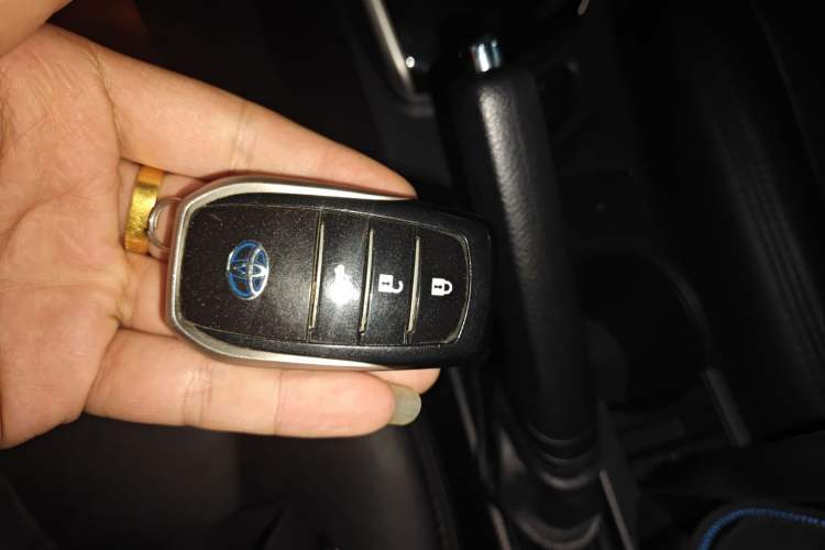 Used Toyota Levin 2016 Dual-Engine 1.8H GS E-CVT Elite Model with Sunroof Vehicle Key