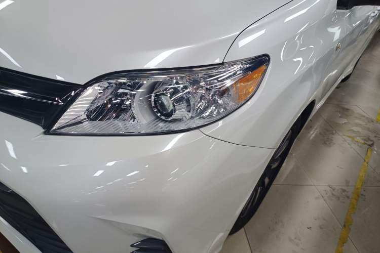 Used Toyota SIENNA 2018 3.5L Two-Wheel Drive SE U.S. Specification