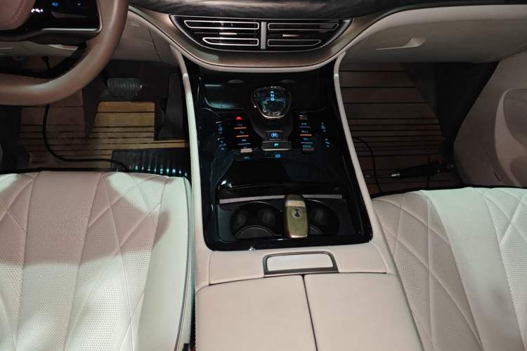 Used Denza D9 2023 DM-i 945 Business Edition