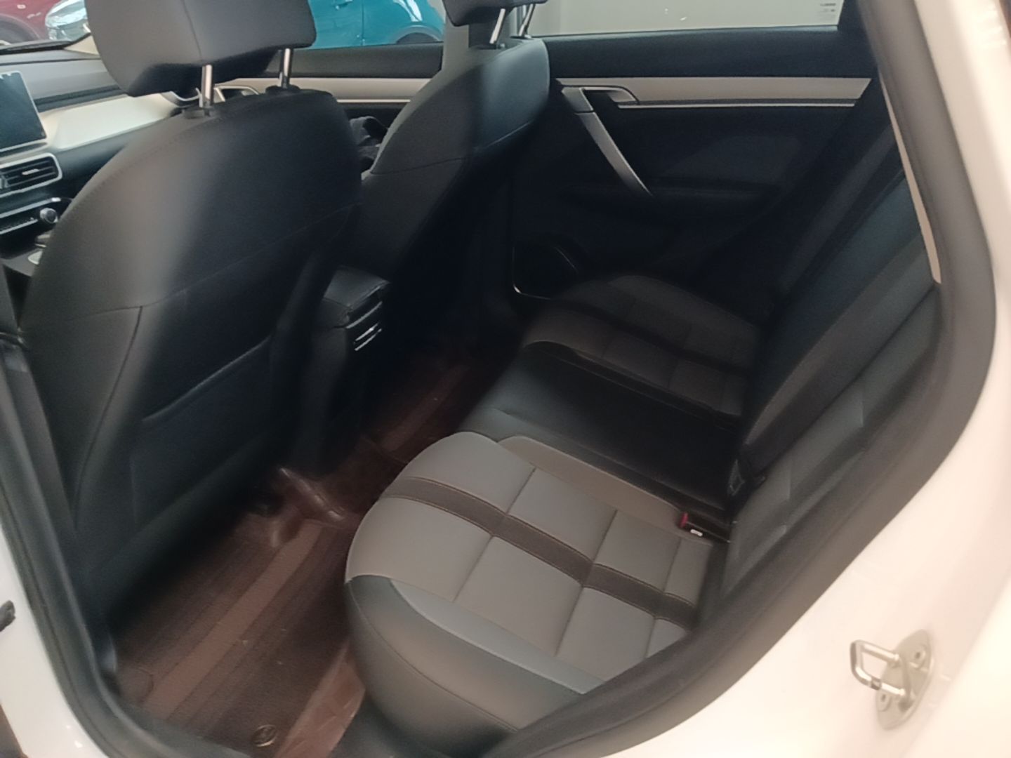 Geely Auto Coolray 2023 1.5T DCT Platinum Edition — снимка 20