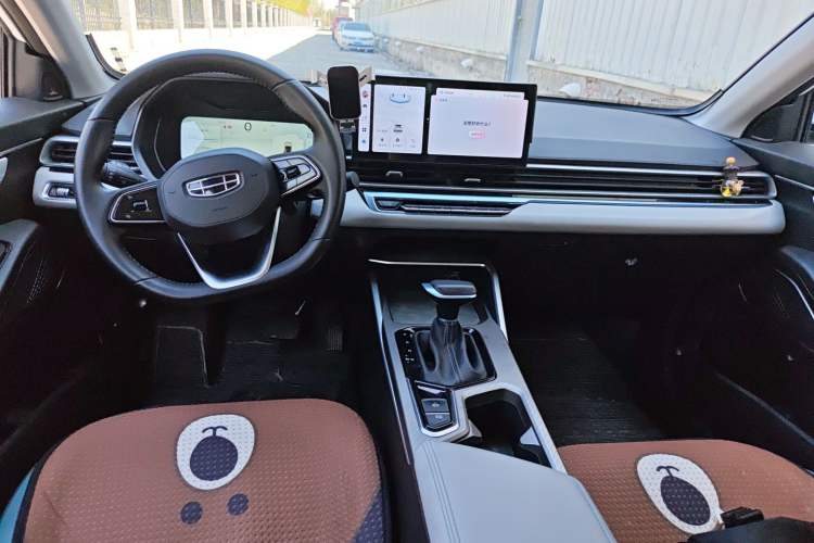 Used Geely Auto Emgrand 2023 4th Generation Champion Edition 1.5L CVT Flagship Model Center Console