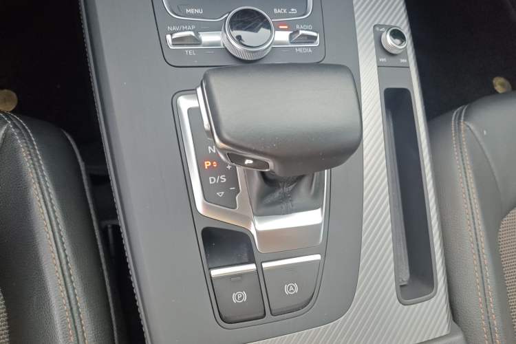 Used Audi Q5L 2018 45 TFSI Prestige Fashion Edition China VI Emission Standard Gear Lever