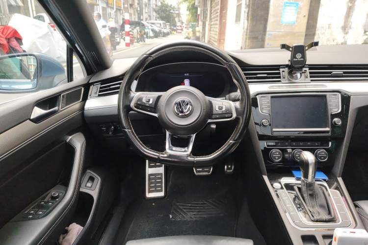 Used Volkswagen Variant 2016 380TSI Two-Wheel Drive R-Line Version
