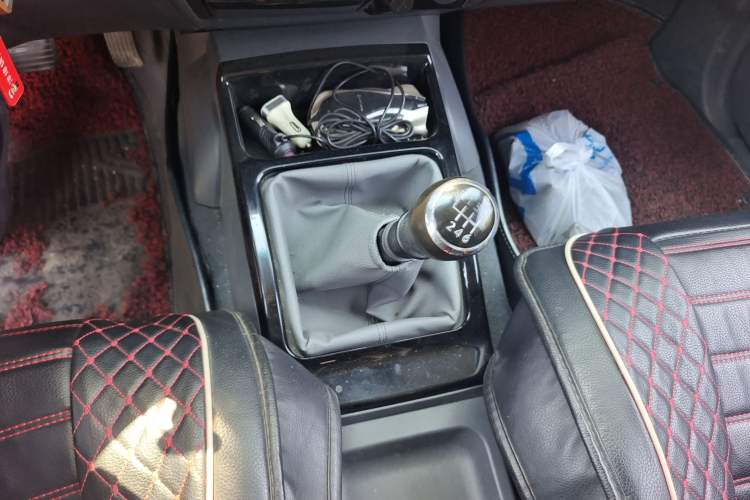 Used Great Wall Wingle 5 2013 2.0T European Version Two-Wheel Drive Elite Edition 6MT Big Double Cab GW4D20B
