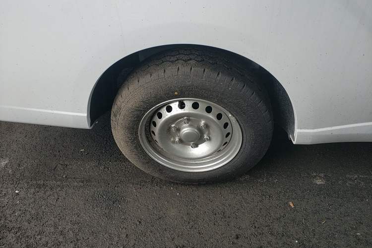 Used Wuling Yangguang 2024 300KM Comfort Version Passenger Van 75kW