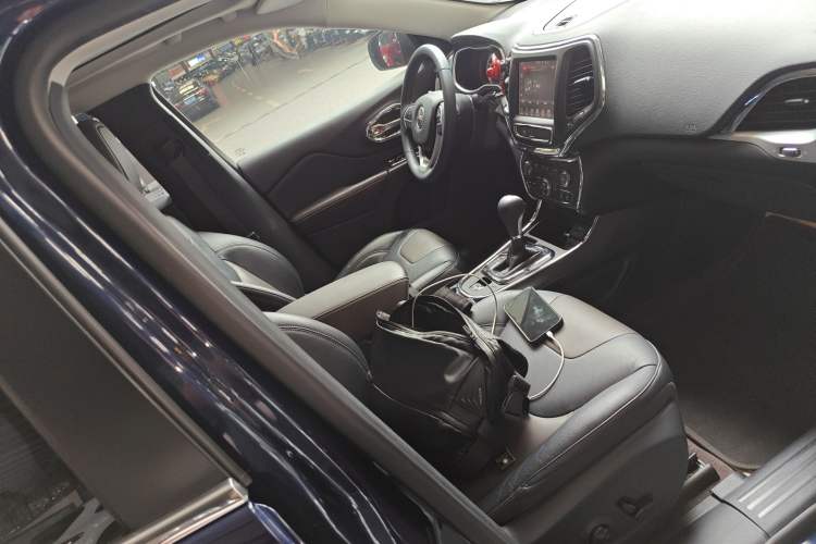 Used Jeep Cherokee 2017 2.4L Leading Smart Edition
