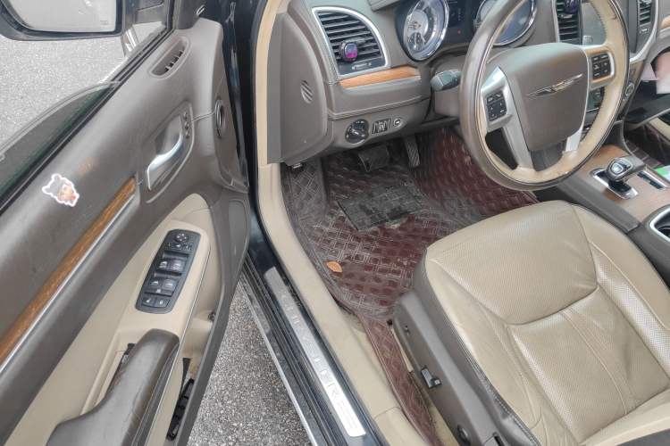 Used Chrysler 300C 2012 3.6L Luxury Edition Driver Seat