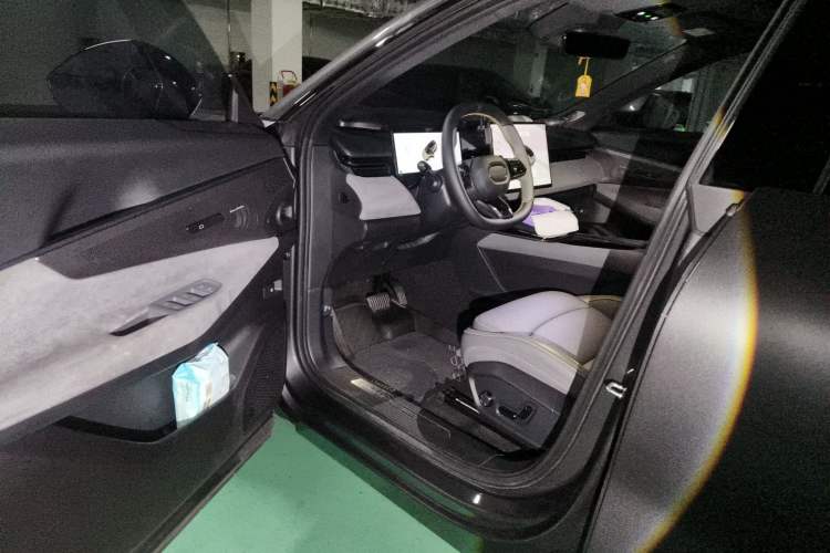 Used Lynk & Co 08 EM-P 2025 120km Long-Range Pro
