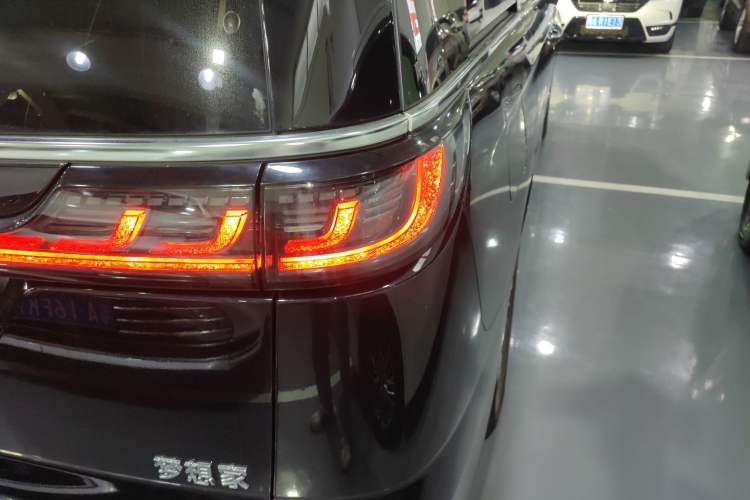 Used VOYAH Dream 2022 Low-Carbon Edition Dream+ Smart Enjoyment Package Right Rear Taillight