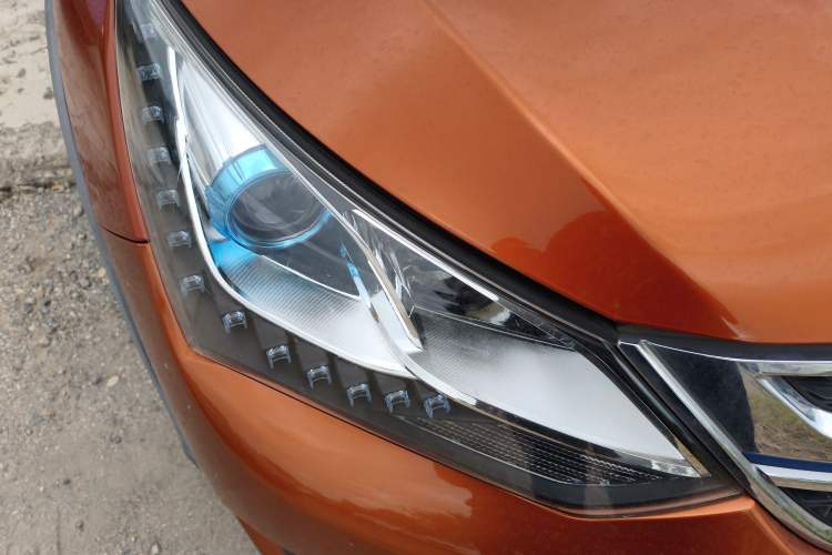 Used BYD Song New Energy 2017 Song DM 1.5TID All-Wheel Drive Prestige Model Right Front Headlight