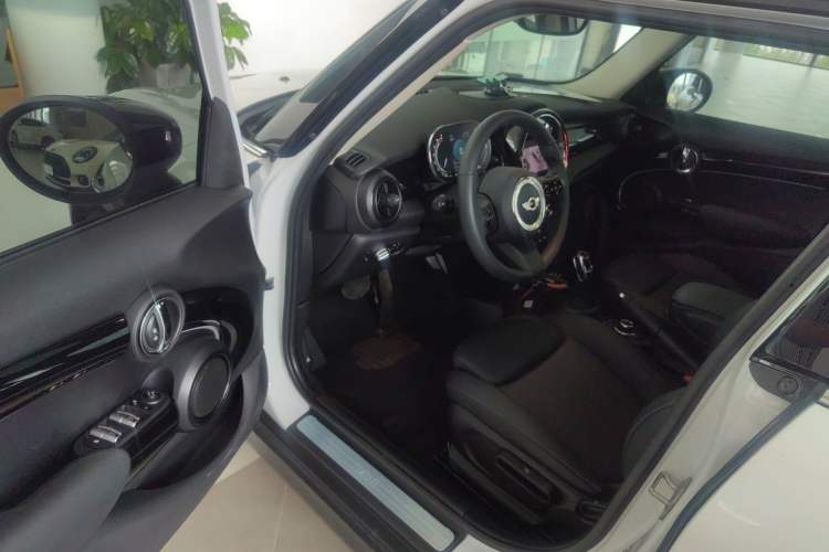 Used MINI 2023 Updated 1.5T COOPER Artist Five-Door Edition Driver Seat