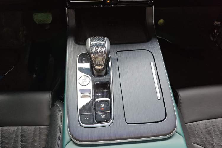 Used GAC Trumpchi GS8 2022 Linghang Series 2.0 TGDI Two-Wheel-Drive Luxury Smart Connectivity Version (7 Seats) Gear Lever