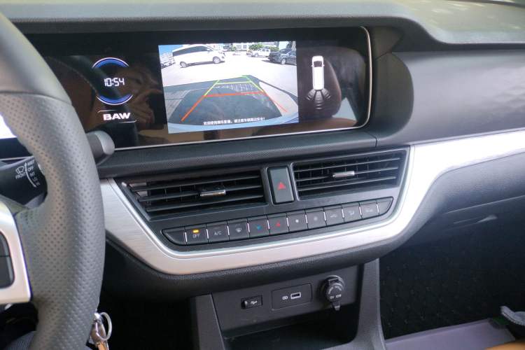 Used BAW Ruisheng Ace M7 2025 2.0L Manual Long Wheelbase Luxury Version 9 Seats Audio And AC Panel