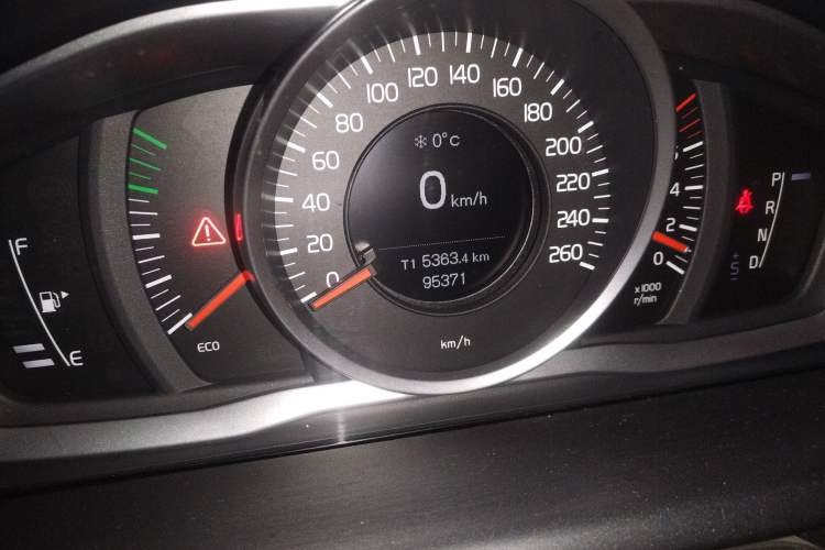 Used Volvo XC60 2015 T5 Smart Edition Odometer Close Up