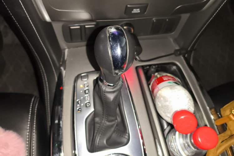 Used Nissan Patrol 2018 4.0L LinkedIn Edition Gear Lever