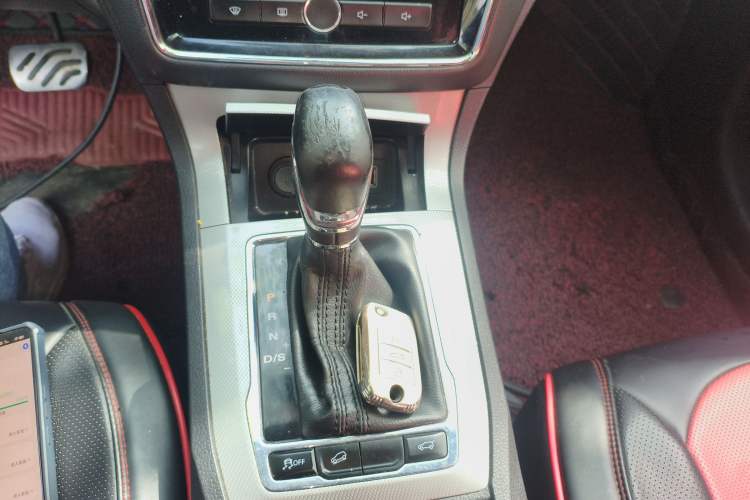 Used Roewe RX5 2018 30T Two-Wheel Drive Automatic Internet Platinum Edition Gear Lever