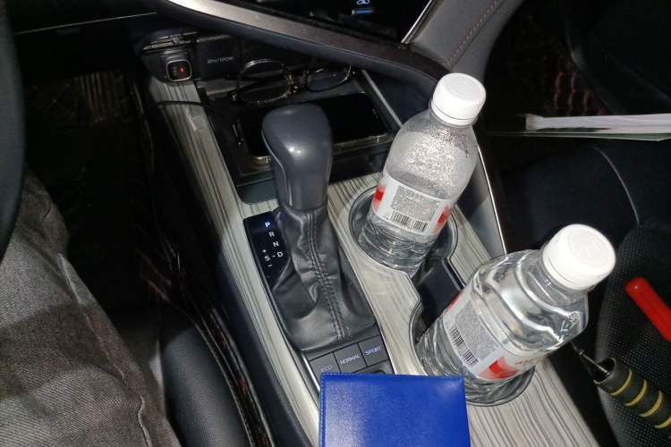 Used Toyota Camry 2019 Dual-Engine 2.5 HG Luxury Edition China V Standard Gear Lever