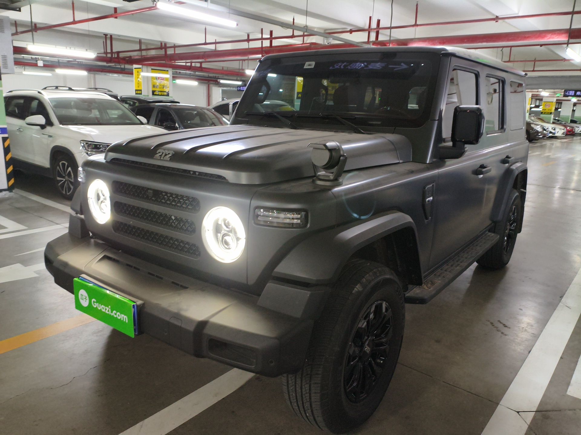 تحت مقدمة السيارة