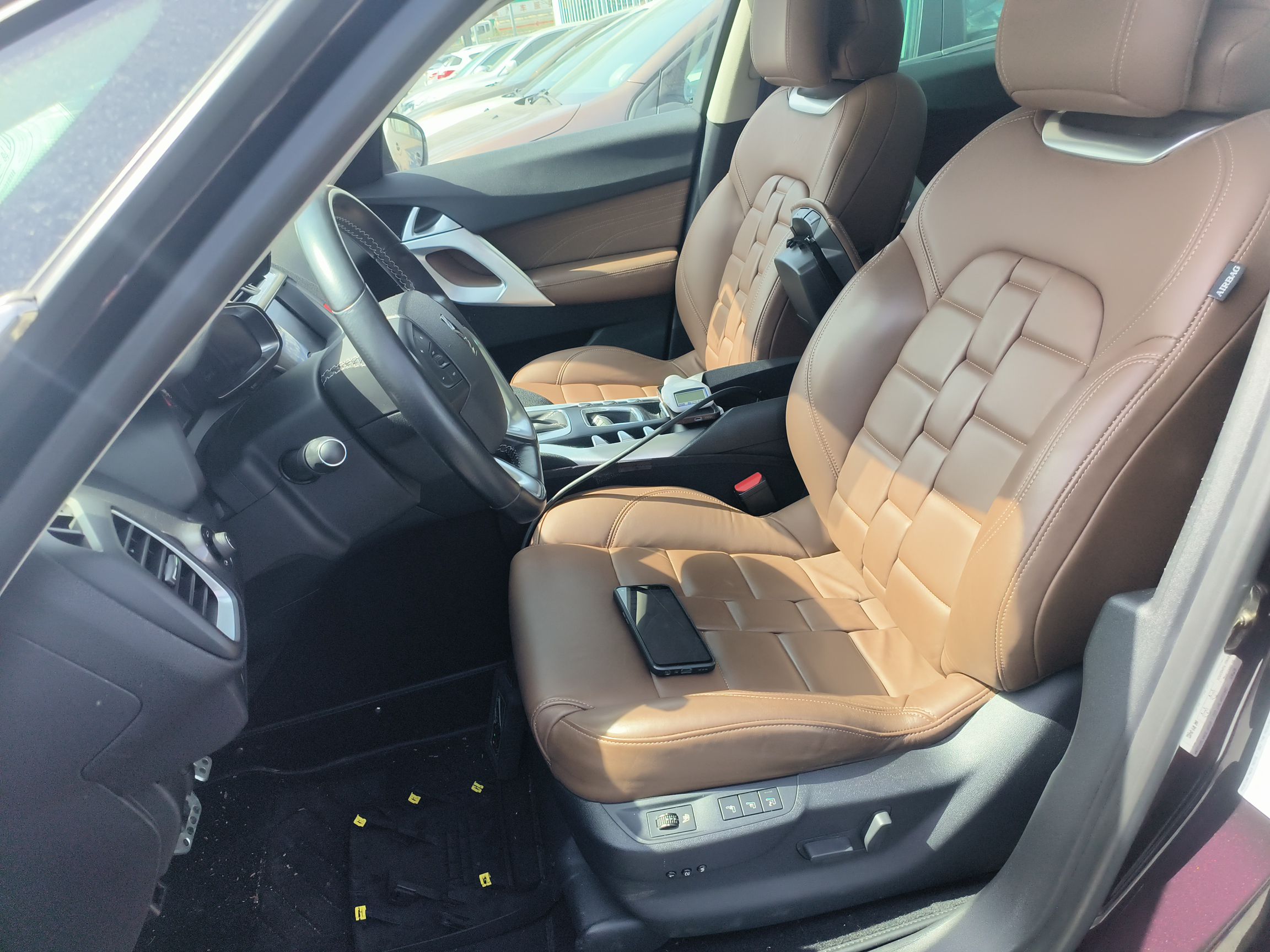 المقاعد الأمامية داخل السيارة