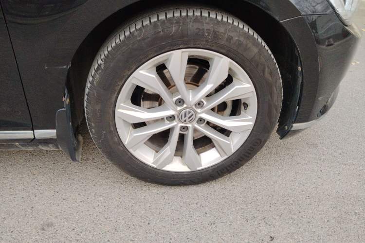 Used Volkswagen Magotan 2017 330TSI DSG Luxury Model Right Front Wheel Hub